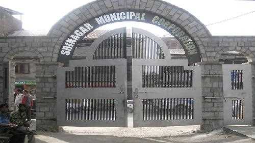 Mayor SMC visits Animal Birth Control Centre, Srinagar