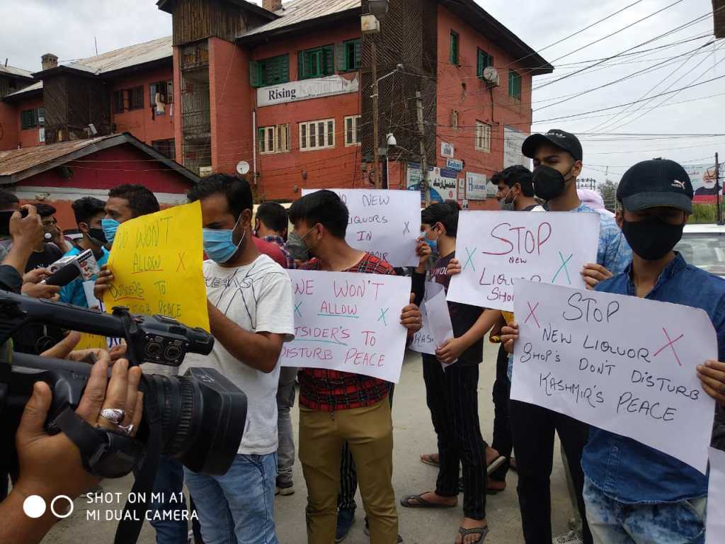 Close Srinagar liquor shops: Dalgate, Sonwara residents