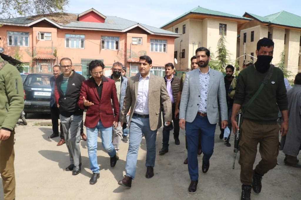 DC Srinagar Visits Psychiatric Diseases Hospital, SMHS De-Addiction Center