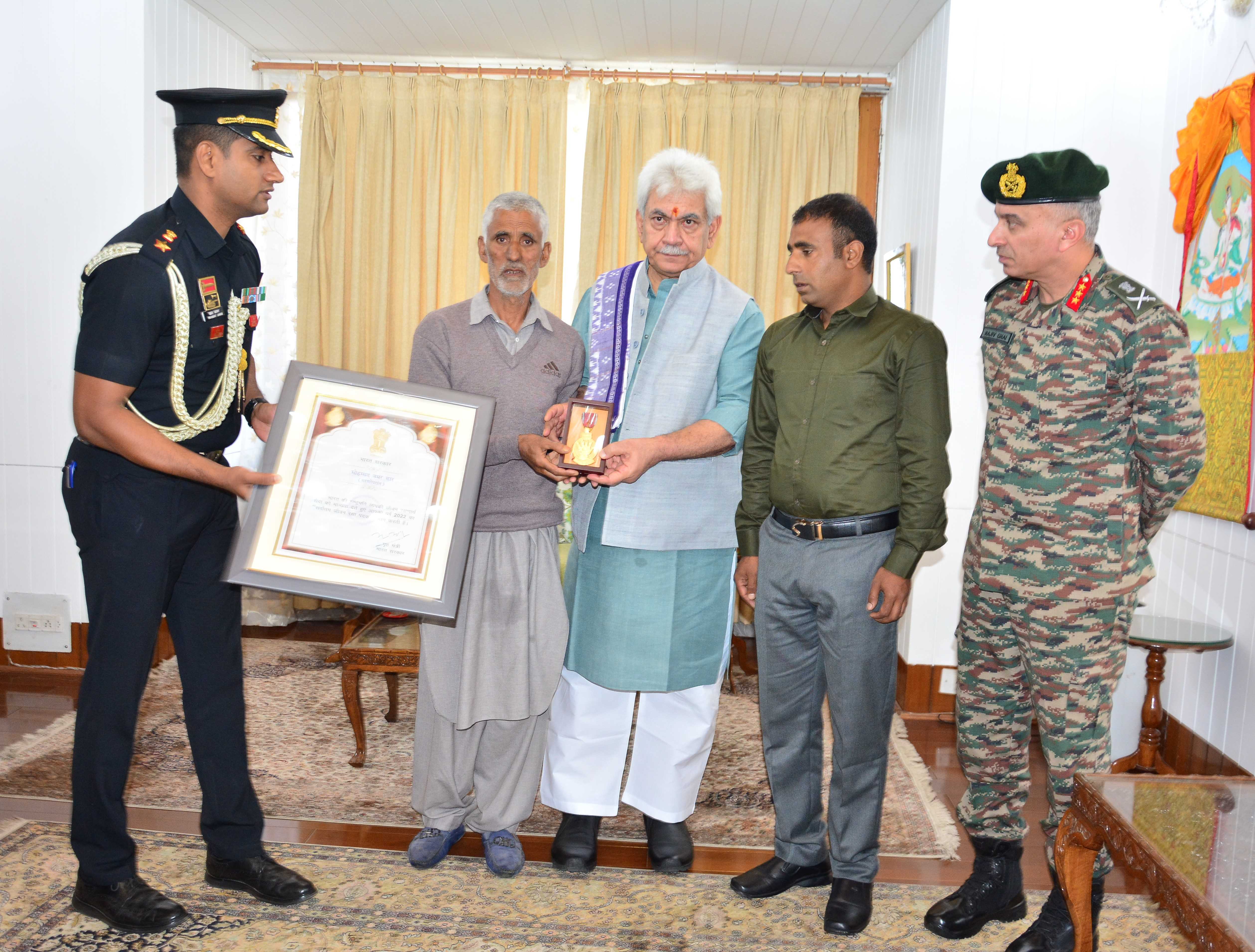Lt Governor Hands Over Sarvottam Jeevan Raksha Padak To Father Of 